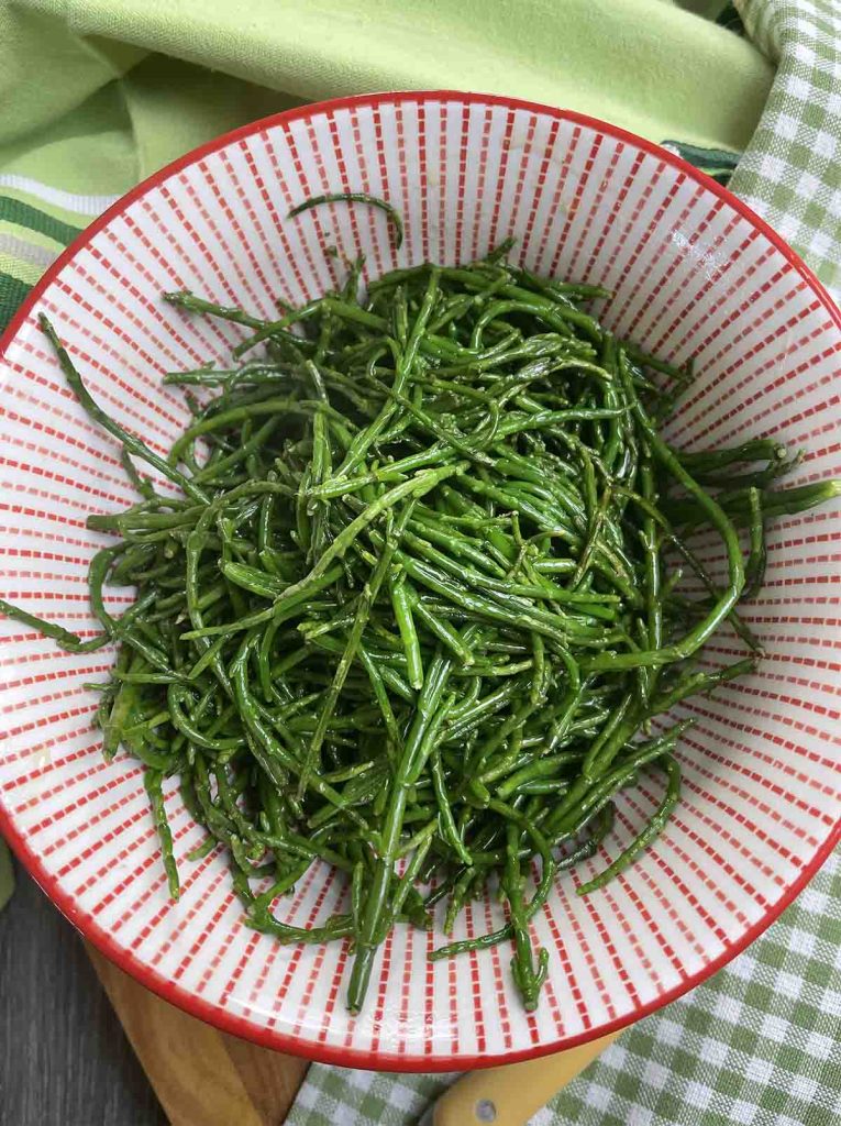 Samphire, despite its salty flavor and coastal habitat, is not a seaweed. It is a succulent plant, specifically a type of glasswort (Salicornia species), that thrives in salty environments like mudflats and estuaries. While it grows in the tidal zone, it is a terrestrial plant, not an algae like seaweed.